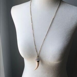 🍭6/$30 ivory tone & rhinestone horn necklace